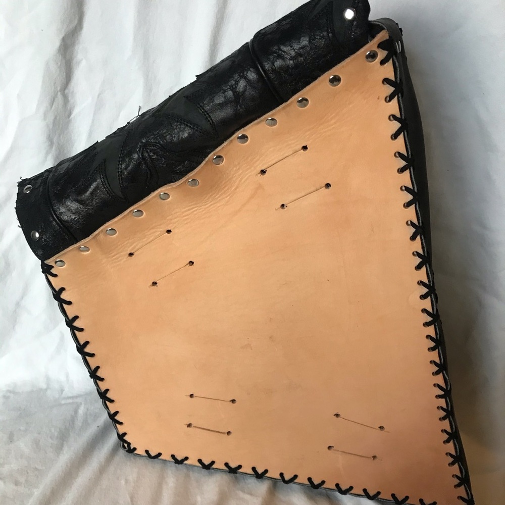 Motorcycle cowboy boot leather swing arm bag - Picture 6 of 8
